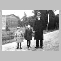 041-0011 Albert Hartmann mit seinen Kindern Manfred und Adelheid im Oktober 1939.jpg